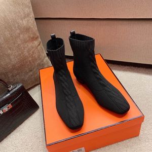 Les bottes élastiques tricotées populaires de Volver, les bottes chaussettes, avec un motif de tissage central nouveau et unique, sont très confortables sur les pieds.
