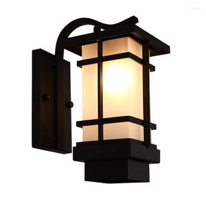 Lámpara de pared de estilo chino de hierro forjado pintada en negro para exteriores con pantalla de vidrio esmerilado E27 LED luz cálida impermeable IP55 para jardín