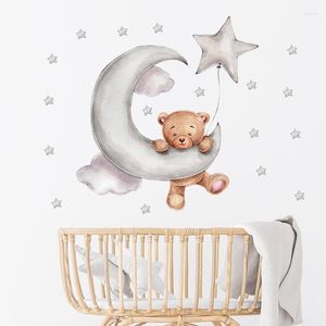 Stickers muraux belle ours brun suspendu sur la lune jouant à des jeux étoiles ballon à Air pépinière décalcomanies pour chambre d'enfants décor à la maison