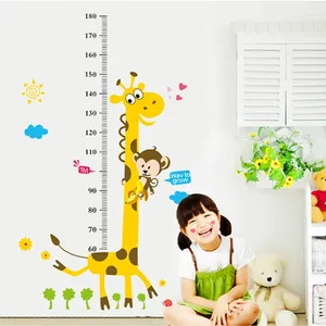 Les autocollants muraux mesurent la hauteur du dessin animé girafe cochon de la maternelle pour enfants pour enfants sèche en matière de protection de l'environnement