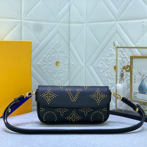 Cartera en cadena Bolso de hiedra Remache negro Bolso bandolera Bolsos de lujo Monederos Diseñador Mujer Bolso Cuero Señora Embrague Solapa Messenger Baguette Bolsa Tamaño más pequeño M82653