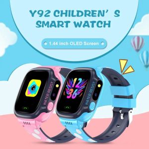 Regarde y92 kid smart watch enfants gps sim kids smartwatch imperroproping sos antillost 2g smartwatch caméra babyphone baby watchs