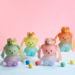 Bouteilles d'eau mignon Kawaii pour fille ours en plastique rose coréen grande école de sport à boire avec sangle paille 2023 230419