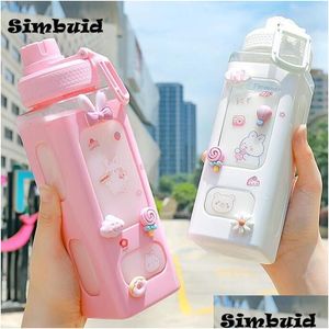 Bouteilles d'eau Bouteilles d'eau 700 ml 900 ml bouteille mignonne pour les filles avec couvercle St autocollant jus en plastique lait portable Kawaii Tumbler enfants Dhgl9