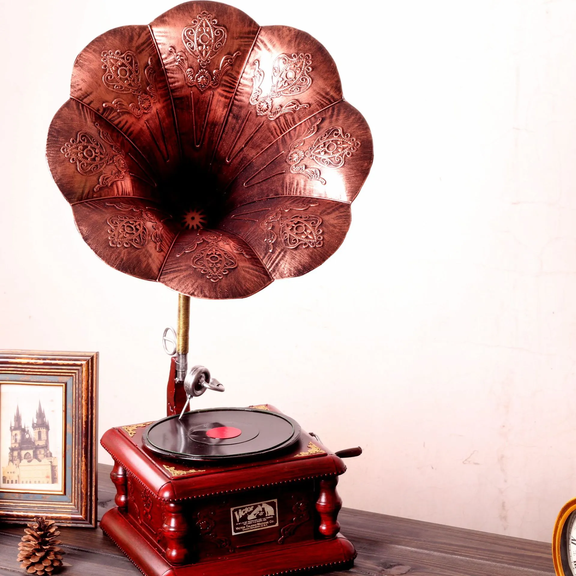 The Phonograph Definition and How to Shop for Vintage Record Players