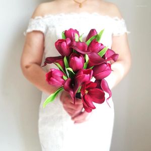 Flores de boda 2023 Llegada Red Calla Lily Bouquet Tulips Buque de Noiva Para Casamento Bridal brillante con satén negro