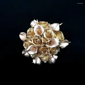 Fleurs de mariage 2023 Whitney Bouquet Collection Golden Roses Gold Calla Lilies Shiny Weddings Events Accessoires de Mariage