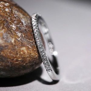 Anillos de boda Chapado en oro de 14 quilates Anillo de compromiso de eternidad apilable de diamante de circonia cúbica para mujer Minimalista delgado