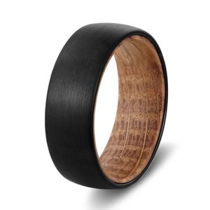 Anneaux de mariage Anneaux de promesse en tungstène de largeur 8 mm pour hommes Finition brossée noire avec manchon en bois de baril de whisky Taille 7-12 Comfort Fit 231021