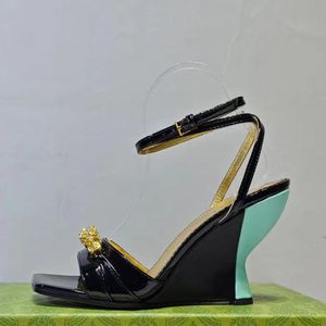 Sandales à talons compensés en cuir verni bride à la cheville bout ouvert pompes à semelle extérieure en cuir chaussures de soirée pour femmes chaussures de luxe à talons hauts chaussures d'usine avec boîte