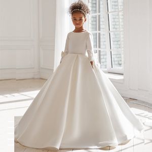 Robes de filles de fleur en satin blanc à manches longues 3/4 avec ceinture en cristal robes de première communion pour enfants nœud papillon jupe bouffante vêtements d'anniversaire pour tout-petits