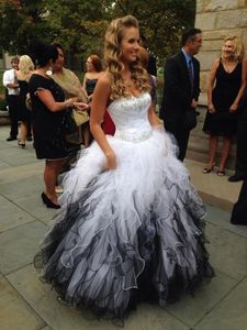 Robes de Quinceanera blanches et noires belle chérie sur l'épaule robe de bal robes de débutante organza à volants perles robe douce 16