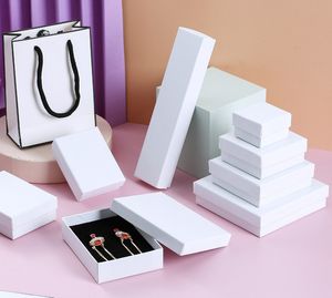 Cajas de regalo de joyería blanca, bolsa para collar, pendiente, tarjeta de regalo con tapas y relleno de esponja, varios tamaños