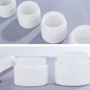 Porcelaine blanche Jar de crème cosmétique 30g 50g Soins de la peau Verre Verre Verre Bouteilles Crème avec les couvercles blancs Jmmht