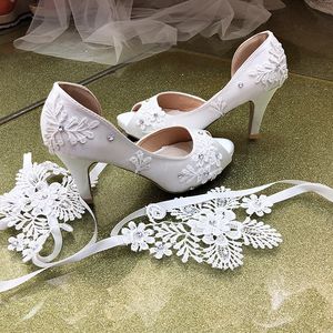 Chaussures de mariage en satin blanc Appliques en dentelle Paillettes Perles Brides à la cheville Peep Toe Chaussures de mariée à talons hauts Ruban Plus Taille Femmes Pompes 243w