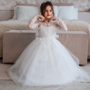 Robes de filles à fleurs en tulle blanc pour le cou de bijou à manches longues une ligne de communion pour enfants dentelle avec un train à cravate