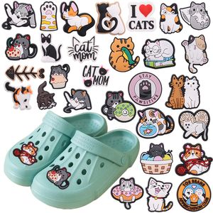 Venta al por mayor, 100 Uds., PVC, gato, mamá, pastel con forma de donut, Love You, espina de pescado, hebilla de abalorios para zapatos, decoraciones para pulsera, botón, zueco