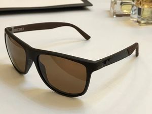 Gros-1047 lunettes de soleil pour hommes Design lunettes de soleil de mode lunettes de soleil à monture carrée revêtement miroir lentille en fibre de carbone style d'été avec étui