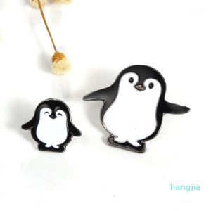 Vente en gros - 1 pc Harajuku Alliage Émail Kawaii Blanc Noir Pingouin Broche Badges Épinglettes Coffre-fort Broches Écharpe Cool Garçon Femmes Bijoux Cadeaux1