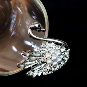 -Agood mayor de alta calidad de cristal broche de cisne para los accesorios de la joyería de las mujeres Contactos de la bodas de perlas de imitación de la bufanda