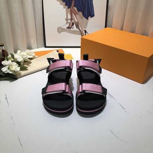 Designer de marque en gros sandales à semelles épaisses de qualité supérieure sandales de sport plates coréennes chaussures de plage à bout ouvert femmes taille US4.5-7
