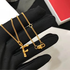 Vente en gros - Cuivre avec plaqué or 18 carats Petit 26 PCS Alphabet Lettres Pendentif Collier Pour Femmes Bijoux