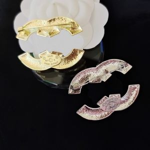 Gros Designer Broches Lettres Correctes Logo Mode Célèbre C Double Lettre Broches Cristal Perle Charme De Luxe Couples Strass Broche Bijoux Accessoires