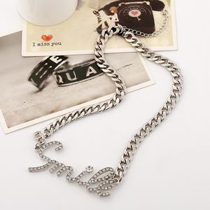 Großhandels-Designer-übertriebene Metallkette mit Diamant-Buchstabe SMILE-Anhänger, kurzer Halsband-Statement-Halskette für Damen in silberner Farbe