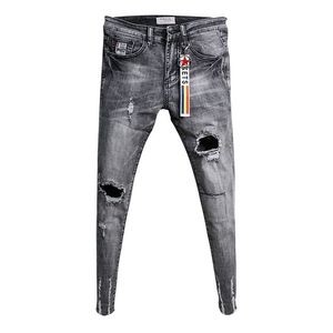 Venta al por mayor moda casual adolescentes vaquero coreano moda rodilla rasgado agujero skinny jeans hombres borde crudo moda estiramiento pantalones T200614