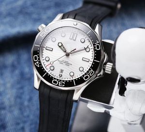 La moda al por mayor mira la correa de goma del cristal de zafiro mecánico del reloj de los hombres de alta calidad