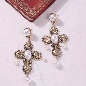 Venta al por mayor-Flower Pearl Cross Dangle Pendientes para Mujeres Diseñador de lujo Baroque Perlas Colgando Pendiente Pendiente Compromiso Fiesta de boda Joyería Regalo