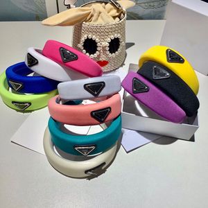 Diadema al por mayor Llegada Triangel Pinza para el cabello con mujer niña Carta Triángulo Barrettes Accesorios de moda para regalo más Color SIN caja