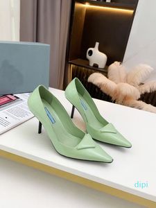 Les chaussures habillées en cuir de conception italienne en gros à talons hauts sont élégantes et élégantes, avec diverses collocations très belles,