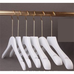 Vente en gros Lady Garment Hangers Magasin en bois blanc Ching Display Hanger Golden Hook Version coréenne Personnalisé Gravé 220707