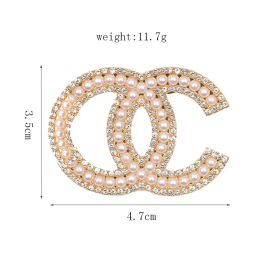 Gros marque de luxe Designer lettre broches broches femmes cristal perle strass Cape boucle broche costume broche fête de mariage bijoux accessoires cadeaux