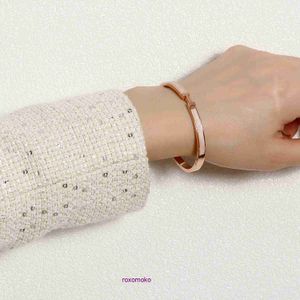 Venta al por mayor Luxury H Home Bracelets tienda en línea Korean East Gate Designer Rose Gold Bracelet French Light High Grade Feel 2023 Nueva tendencia con caja de regalo