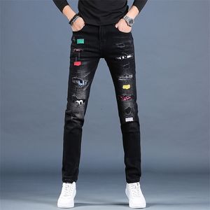 Venta al por mayor de los hombres rasgados agujero 3D bordado parche negro jeans hombres marca pies delgados pantalones casuales verano delgado jeans hombre 201128