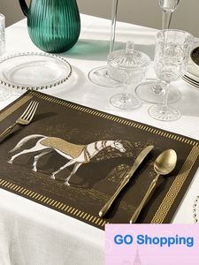 Gros luxe doux rétro Tang's Horse imprimé table à manger napperon imperméable à l'huile en cuir de style occidental napperon tapis de table