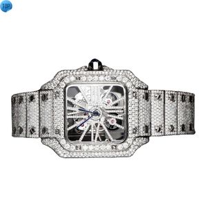 Vente en gros de nouvelles montres de luxe élégantes en diamant pour hommes et femmes avec un emballage personnalisé à un prix abordable auprès d'un exportateur indien