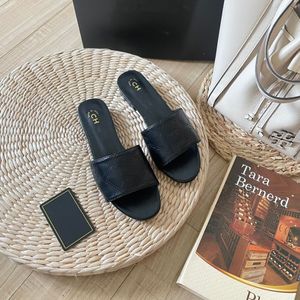 Vente en gros Paris Hommes Femmes Été Sandale c Chaussures Designer De Luxe Tongs Marques Lettre En Cuir Véritable Plage Plat Casual Pantoufles Canal Diapositive Camélia