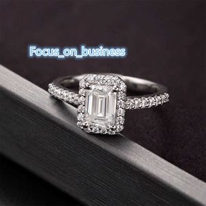 Precio al por mayor S925 Sterling Silver Gold Esmeralda Cut 1CT Moissanite Engager Wedding Diamond Halo Ring para mujeres