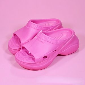 Venta al por mayor Senior sense zapatillas zapatillas de suela gruesa mujer verano nuevos productos flip-flop aumento de altura antideslizante fuera de la moda