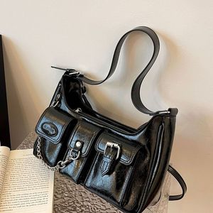 vente en gros sacs à bandoulière grande capacité multifonctionnel femmes sac de moto style punk sac à main en cuir noir conception de niche chaîne de poche sac à dos de mode 8931 #