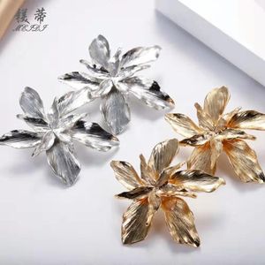 Venta al por mayor- pendientes colgantes de flores de aleación de plata, pendientes con dijes de flores, pendientes de araña de lujo occidentales de moda, joyería de estilo de vacaciones