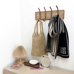 Bufanda casera H de calidad superior al por mayor a la venta Netizen Love Knitted Women's Winter 2023 Korean Ins Style Letter Simple Shawl Men's and Bufandas