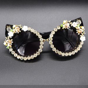 Venta al por mayor-Vintage Cat Eye Baroque Style Sunglasses 2018 New Women Fashion Personality Style Crystal New Brand Designer Retro Sun Glasses