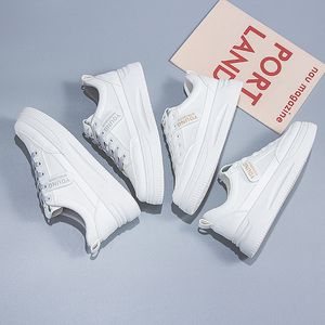 Venta al por mayor Zapatos blancos Mujer Primavera Nuevos zapatos para mujer Verano Estudiante Versátil Fondo plano Primavera y otoño Deportes populares Zapatillas de deporte de napa de estilo japonés y coreano