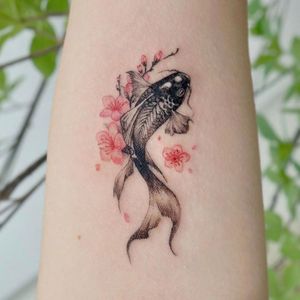 Vent fleur de prunier carpe demi bras tatouage autocollants étanche faux tatouage hommes femmes Simulation veau bras fleur poisson décalcomanie