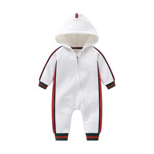 La combinaison pour enfants à capuche en peluche à manches longues du concepteur de vêtements pour bébés d'hiver est douce et confortable