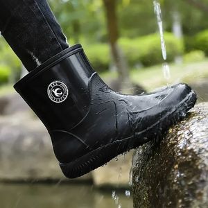 Botas de lluvia de algodón a prueba de viento de invierno Hombres Botas de lluvia de tobillo ligero cálido Moda Resbalón negro en zapatos de lluvia Hombres Bota de trabajo impermeable 2024 231228